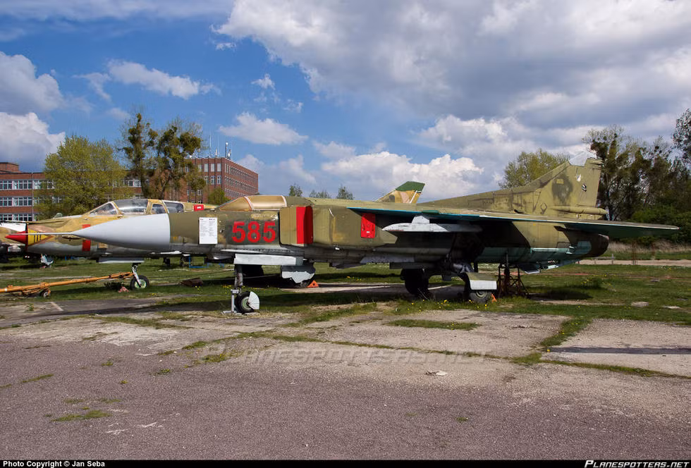 Máy bay tiêm kích MiG-23 và tiêm kích – bom Su-22. Nguồn ảnh: Planespotters