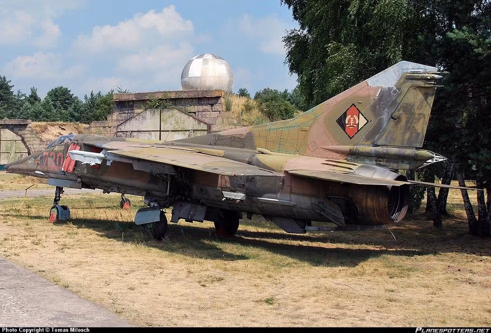 Một chiếc tiêm kích – bom MiG-23BN – số ít chiến đấu cơ còn giữ được phù hiệu LSK ở đuôi máy bay. Nguồn ảnh: Planespotters