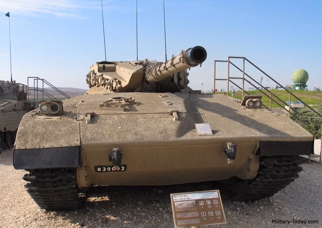  Xe tăng Merkava MK I là thế hệ đầu tiên của dòng tăng Merkava do Israel tự phát triển, sản xuất trên kinh nghiệm hàng loạt các cuộc chiến tranh xe tăng lớn với khối Ả Rập. Merkava Mk I được đưa vào sản xuất số lượng nhỏ (40 chiếc) từ năm 1977, chính thức sản xuất hàng loạt từ 1979 tới 1983 với tổng số 250 chiếc. Nguồn ảnh: Military-Today