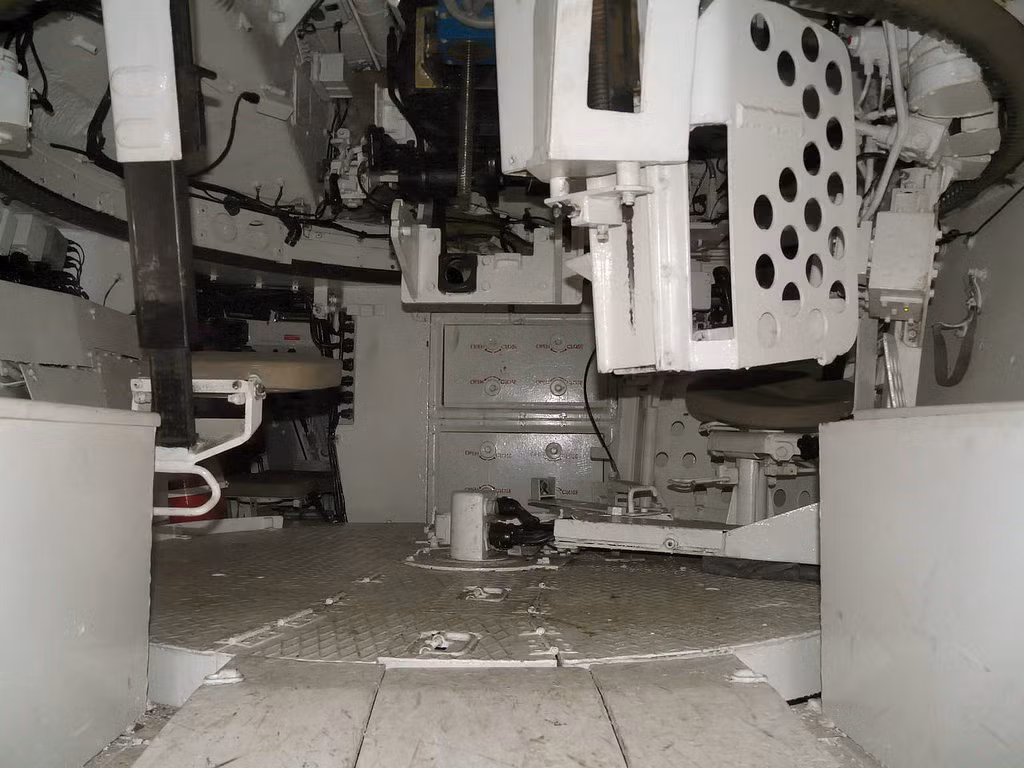 Theo Military-Today, xe tăng Merkava được cải tiến sâu trên cơ sở dòng tăng chủ lực Centurion. Cấu trúc bên trong có phần bất bình thường với động cơ gắn phía trước (hầu hết các dòng tăng thế giới đặt ở đuôi), nhưng cho khả năng bảo vệ kíp lái tốt hơn. Phía sau dành chỗ cho khoang chiến đấu và như vậy tạo ra một khoang chở quân nhỏ như xe bọc thép. Nguồn ảnh: Steel Beasts