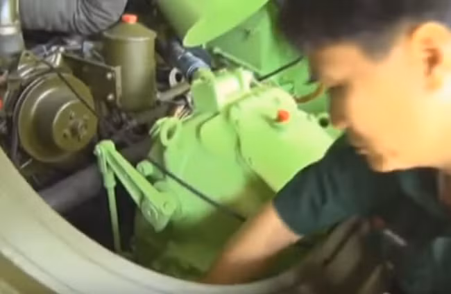 M113 có thể đạt tốc độ tối đa đến gần 70km/h trên đường nhựa, 5,8km/h khi bơi. Trong ảnh, thợ kỹ thuật Lữ đoàn 26 đang kiểm tra động cơ M113. Nguồn ảnh: Truyền hinh Quân khu 7