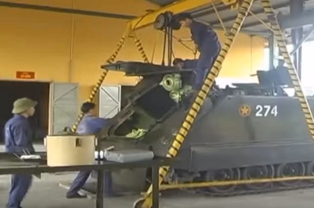 Khác với họ xe BTR-60PB mà quân đội ta sử dụng số lượng lớn, xe bọc thép M113 kết cấu khoang động cơ nằm ở đầu xe, trong tiếp đó mới tới khoang chở quân. Lối thiết kế này cho phép mở cửa hậu để bộ đội ra vào. Kiểu bố này được đánh giá là an toàn hơn cho bộ binh trên chiến trường so với họ BTR vốn mở ở cửa hông. Nguồn ảnh: Truyền hinh Quân khu 7