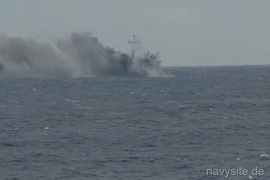 Có vẻ như nhiệm vụ “kết liễu” hoàn toàn DD-975 do các máy bay P-3C thực hiện. Sau phát bắn này, con tàu dần chìm xuống đại dương. Nguồn ảnh: Navy Site