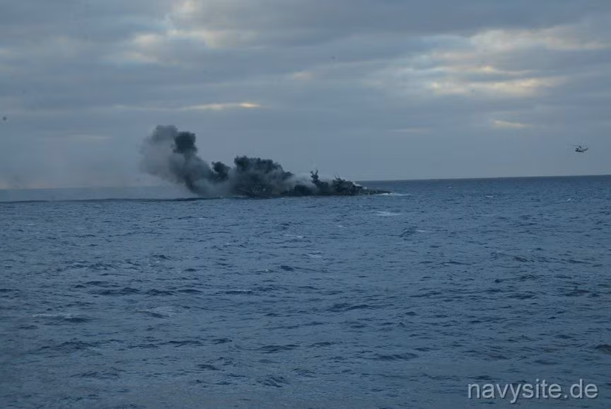 Siêu hạm một thời của Hải quân Mỹ nghiêng hẳn sang một bên, dần chìm xuống lòng đại dương. Thời còn phục vụ, con tàu này có khả năng triển khai 61 tên lửa hành trình Tomahawk, 8 tên lửa phòng không tầm trung Sparrow, 8 tên lửa chống hạm Harpoon cùng dàn pháo 127mm, 20mm và ngư lôi 324mm. Nguồn ảnh: Navy Site