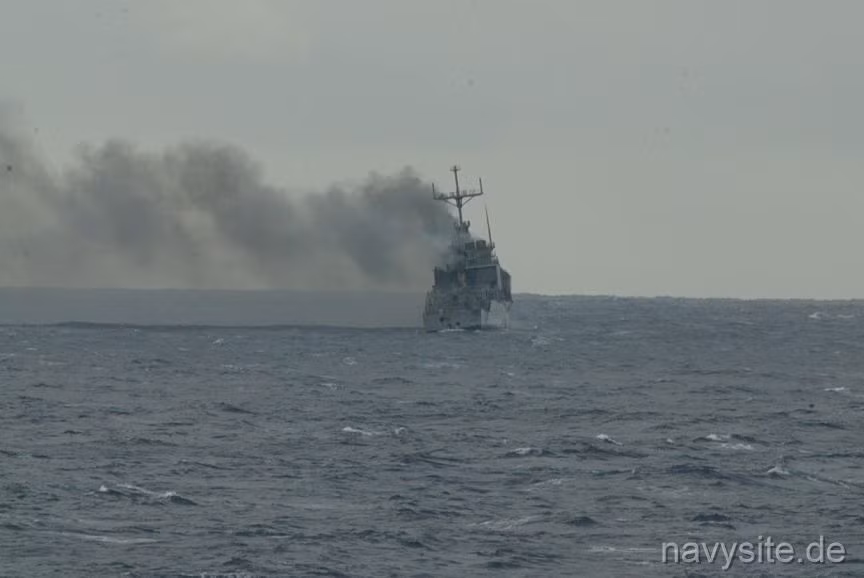 Con tàu đã bị đánh chìm bởi tên lửa hành trình Harpoon từ chiến hạm Canada HMCS Vancouver, pháo hạm 127mm từ USS Lake Erie và ngư lôi từ máy bay săn ngầm P-3C Orion. Trong ảnh, khu trục hạm DD-975 đang bốc khói sau khi trúng đạn. Nguồn ảnh: Navy Site