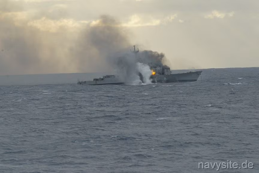 Khoảnh khắc USS O’Brien bị trúng 1-2 quả ngư lôi vào giữa thân tàu. Nguồn ảnh: Navy Site