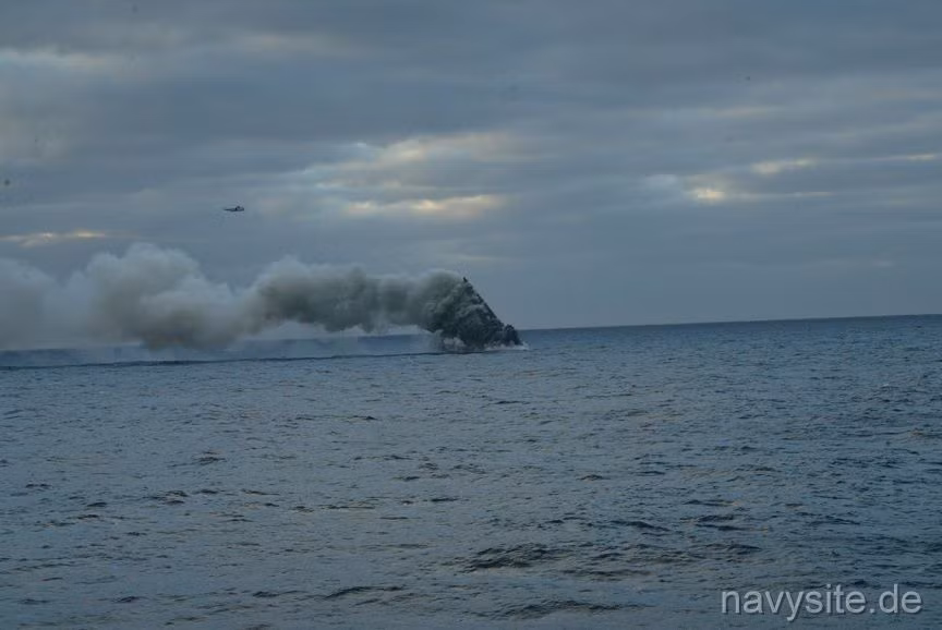 Khói bốc lên dữ dội bao trùm phần còn lại của khu trục hạm USS O’Brien ở thời khắc cuối cùng. Nguồn ảnh: Navy Site