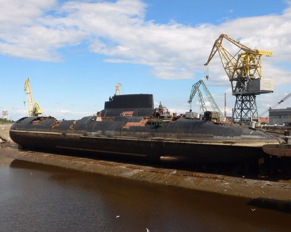Chỉ có 6 chiếc tàu ngầm Typhoon được chế tạo dưới thời Liên Xô và nay thì có tới 3 chiếc đã bị phá dỡ, hai chiếc nằm trong kho dự trữ (tương lai có thể bị phá bỏ) còn một chiếc dùng làm nền tảng bắn thử nghiệm tên lửa mới. Nguồn ảnh: QQ