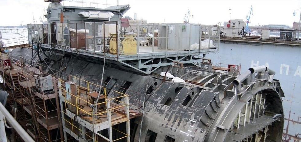 Trong ảnh là một phần thân tàu ngầm khác của Nga được tháo dỡ gần xong. Nguồn ảnh: QQ