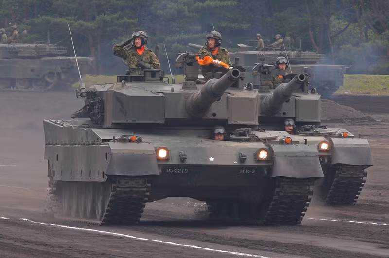 Giáp bảo vệ của Type 90 cơ bản tương tự dòng tăng Leopard 2 với việc sử dụng module giáp composite kết hợp giáp thép + gốm, không dùng giáp phản ứng nổ. Ngoài ra, Type 90 còn được trang bị hệ thống cảnh báo bị chiếu rọi chùm tia laser (của các tổ hợp tên lửa chống tăng), hệ thống phòng vệ NBC và hệ thống dập lửa tự động...Hòm đạn cũng được ngăn cách với kíp lái tăng. Nguồn ảnh: Wikipedia
