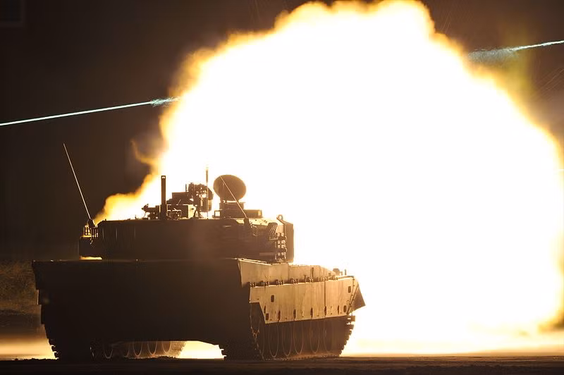 Khẩu L44 120mm có thể bắn hầu hết các loại đạn chống tăng 120mm chuẩn NATO và Mỹ. Bởi loại pháo tăng này cũng được trang bị trên xe tăng M1A1 Abrams của Mỹ. Có khả năng, Đức cũng đã chuyển giao công nghệ sản xuất đạn xuyên giáp, đạn nổ phá của L44 120mm cho Nhật Bản. Nguồn ảnh: Wikipedia