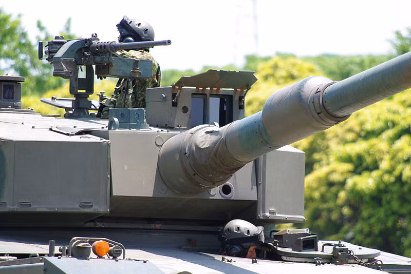 Về mặt hỏa lực, xe tăng chủ lực Type 90 được trang bị pháo nòng trơn 120mm L44 do Rheinmetall (Đức) sản xuất, đã cung cấp giấy phép cho Japan Steel Works Limited chế tạo. Ngoài ra, còn có khẩu đại liên M2HB 12,7mm trên nóc tháp pháo và Type 74 7,62mm đồng trục pháo chính... Nguồn ảnh: Wikipedia