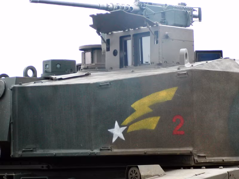 Hệ thống điều khiển trên Type 90 được đánh giá là rất hiện đại với bộ laser đo xa có tầm hoạt động 300-5.000m, máy tính phân tích đường đạn 32-bit, cải tiến hệ thống ngắm ảnh nhiệt, hệ thống theo dõi tự động và bộ ổn định pháo cải tiến. Nguồn ảnh: Wikipedia