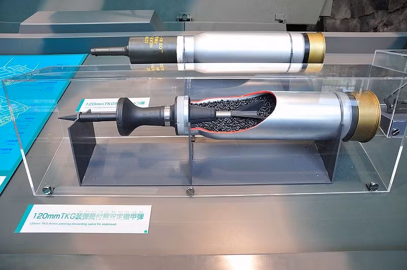 Một số loại đạn cực mạnh dùng cho L44 120mm có thể điểm qua gồm: Đạn xuyên có guốc giảm cỡ nòng DM33 (Đức) có thể xuyên giáp dày 560mm ở cự ly bắn 2.000m; đạn xuyên có guốc giảm cỡ nòng ổn định cánh đuôi DM43 xuyên 560mm giáp thép cách 2.000m; đạn xuyên có guốc giảm cỡ nòng ổn định cánh đuôi M829 (Mỹ) dùng thanh xuyên làm bằng Uranium nghèo có khả năng xuyên 540mm giáp RHA cách 2.000m; đạn nổ chống tăng đa công dụng DM12 (Đức); đạn chống bộ binh/chống trực thăng M1028 chứa 1.000 viên tungsten... Nguồn ảnh: Wikipedia