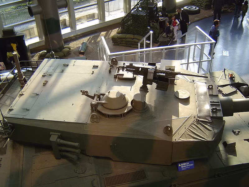 …trong khi giáp hông tháp pháo chống lại được đạn xuyên giáp APDS 35mm (xuyên giáp dày 90mm) bắn từ khoảnh cách 1km. Nguồn ảnh: Wikipedia