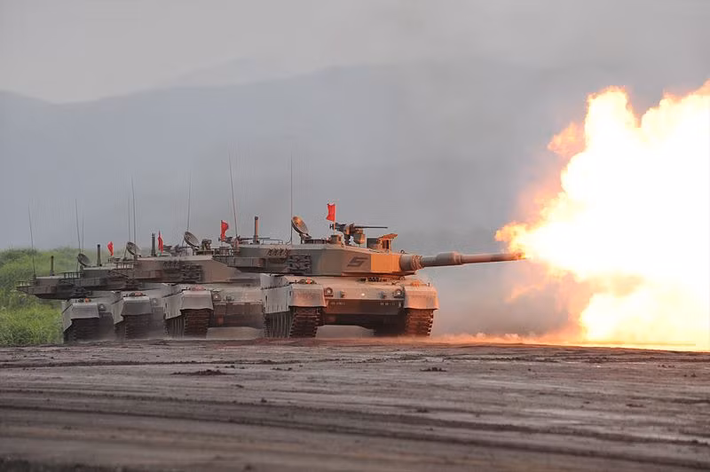 Mặc dù đã có những chiếc Type 10 tối tân nhưng “xương sống” của lực lượng tăng-thiết giáp Nhật Bản trong 5-10 năm tới vẫn là xe tăng Type 90. Đây cũng được xem là một trong những chiếc xe tăng hiện đại nhất ở châu Á, hàng đầu thế giới hiện nay. Nguồn ảnh: Wikipedia