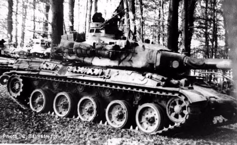  Xe tăng AMX-30 được phát triển cùng thời với dòng tăng T-54/55 của Liên Xô, do hãng GIAT Industries phát triển từ những năm 1950. Nguyên mẫu đầu tiên được hoàn thiện vào năm 1960 và đi vào phục vụ năm 1963. Nguồn ảnh: Wikipedia