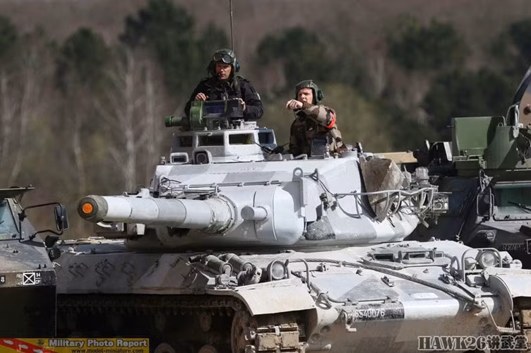 Theo Military-Today, giáp của AMX-30 "mỏng kinh khủng", nó chỉ có thể chống chịu các loại pháo cỡ nòng nhỏ 23-30mm và mảnh đạn pháo. Còn với pháo tăng cỡ 100mm trên T-54/55, hay các khẩu súng chống RPG-7 thì quá dễ dàng "để tát vỡ mặt" AMX-30. Nguồn ảnh: QQ