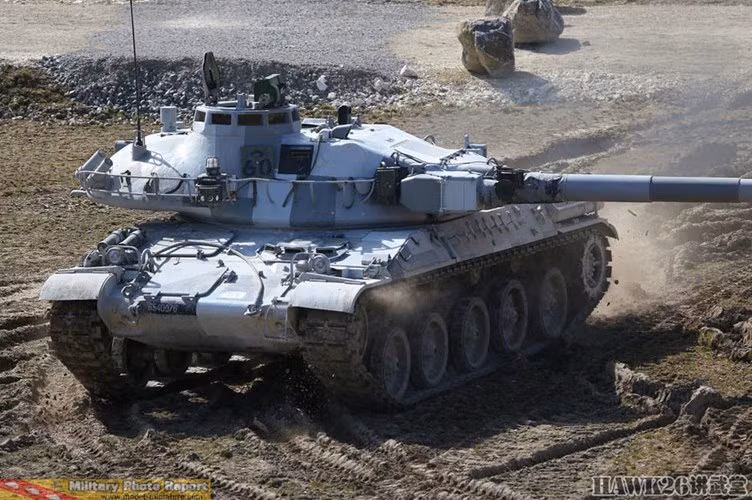 Với trọng lượng 36 tấn, trang bị động có diesel HS-110 công suất 720 mã lực, AMX-30 là một trong những cỗ xe tăng nhanh nhất thế giới thời bấy giờ với tốc độ đến 65km/h, dự trữ hành trình 650km, có khả năng lội nước sâu 4m (có chuẩn bị ống thở). Nguồn ảnh: QQ