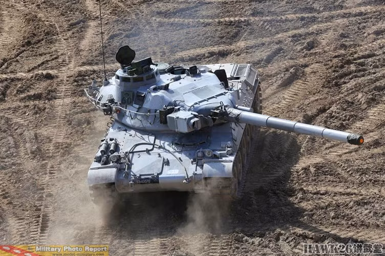 Kể từ khi ra đời, mọi thế hệ xe tăng đều phải gắn liền với lớp giáp chống đạn mạnh mẽ. Trước và trong CTTG 2, có một ngoại lệ đối với các tăng hạng nhẹ thường có lớp giáp mỏng để tăng sức cơ động. Sau năm 1945, với sự nhảy vọt về khoa học kỹ thuật, các xe tăng vẫn đạt được tốc độ cao với lớp giáp dày như dòng tăng T-54/55, T-62 của Liên Xô. Thế nhưng, vẫn có một vài quốc gia với tư duy “khác người” chọn lựa thiết kế những chiếc xe tăng có giáp mỏng dù họ có quyền tạo ra được sản phẩm hơn thế. Mà xe tăng chiến đấu chủ lực AMX-30 của Quân đội Pháp là một ví dụ điển hình. Nguồn ảnh: QQ