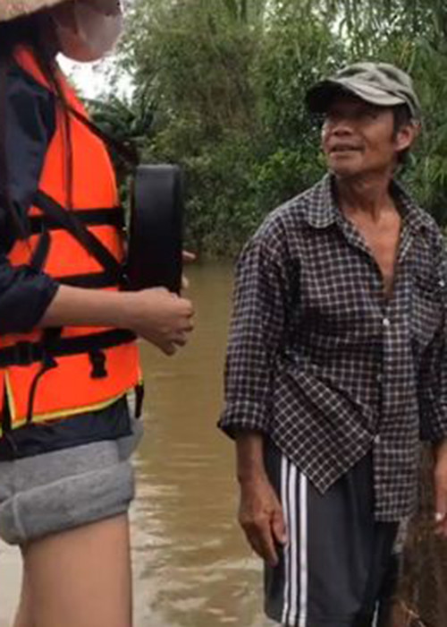 Thủy Tiên hy vọng người dân dùng số tiền hỗ trợ để đầu tư vào giống cây trồng, vật nuôi sau lũ.