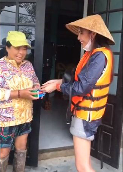 Thủy Tiên cho biết, cô sẽ trích nóng tiền mặt để hỗ trợ kịp thời cho bà con miền Trung.