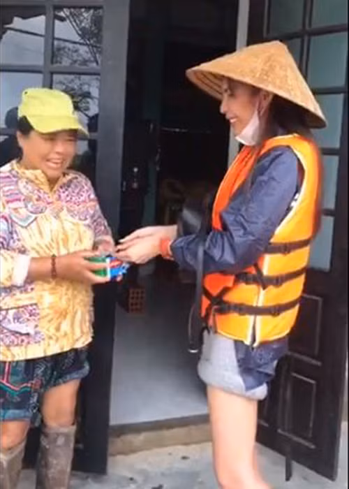 Thủy Tiên cho biết, cô sẽ trích nóng tiền mặt để hỗ trợ kịp thời cho bà con miền Trung.