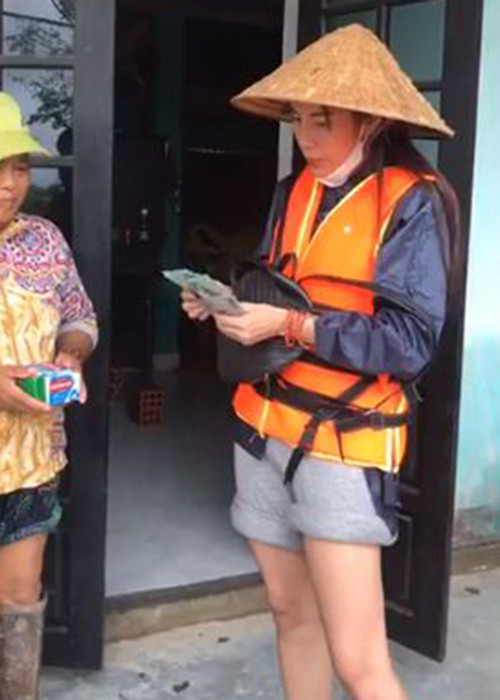 Khi biết một người dân có hoàn cảnh khó khăn, nợ tiền ngân hàng lên đến 70 triệu đồng, Thủy Tiên trích 20 triệu từ quỹ ủng hộ để giúp đỡ trường hợp này.