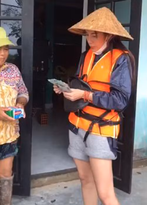 Khi biết một người dân có hoàn cảnh khó khăn, nợ tiền ngân hàng lên đến 70 triệu đồng, Thủy Tiên trích 20 triệu từ quỹ ủng hộ để giúp đỡ trường hợp này.