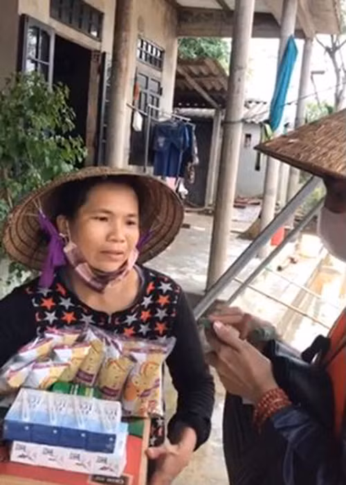 Hành trình từ thiện của Thủy Tiên đang nhận được sự quan tâm của nhiều công chúng.