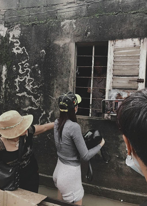 Nữ ca sĩ đến Huế vào tối ngày 13/10. Từ sáng ngày 14/10, cô liên tục lội nước đi để trao quà từ thiện.