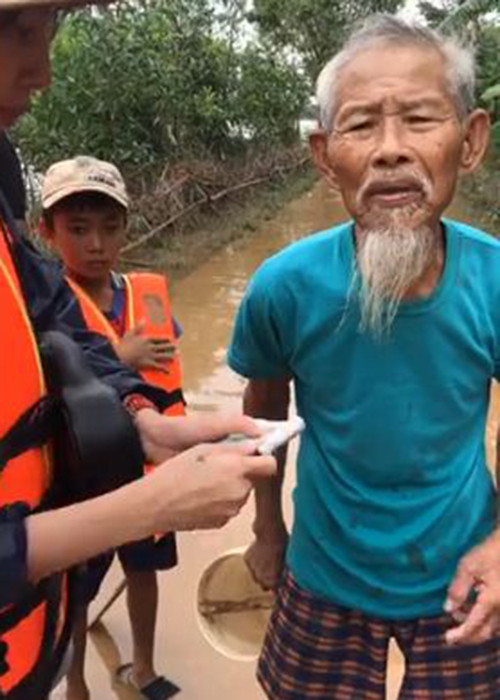 Giọng ca "Giấc mơ tuyết trắng" tặng hơn 16 triệu đồng cho một cụ ông sống cùng người con bị tâm thần.