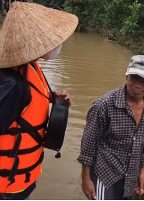 Nữ ca sĩ trao 20 triệu đồng cho một người dân cũng đang nợ tiền ngân hàng.