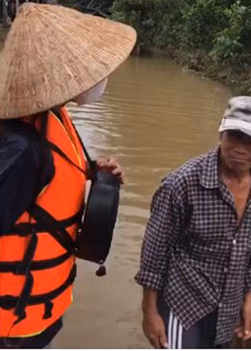 Nữ ca sĩ trao 20 triệu đồng cho một người dân cũng đang nợ tiền ngân hàng.