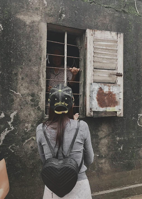 2 cụ ông, cụ bà bị tai biến, ở trong căn nhà xập xệ được nữ ca sĩ tặng 10 triệu đồng.