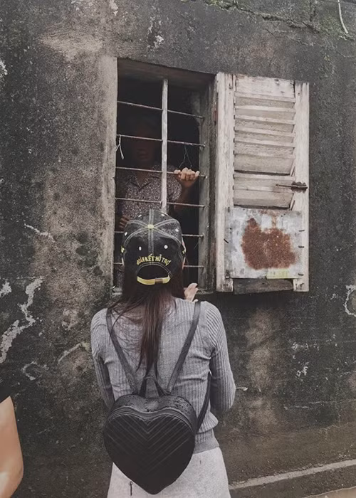 2 cụ ông, cụ bà bị tai biến, ở trong căn nhà xập xệ được nữ ca sĩ tặng 10 triệu đồng.