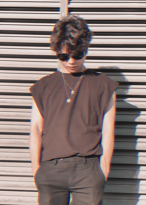 Ngay từ nhỏ, Tăng Duy Tân đã mày mò học nhạc và biết chơi các loại nhạc cụ như guitar, trống cajon, bongo.