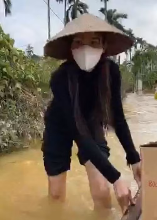 Mới đây, trong cuộc phỏng vấn với Pháp luật &amp; bạn đọc, Thủy Tiên cho biết, trong đợi từ thiện này, cô góp sức mình là chính. Bởi lẽ, hồi Tết, cô đã bán hết hột xoàn làm từ thiện, sau đó thu nhập bị ảnh hưởng do dịch COVID-19 và dùng tiền mua gạo từ thiện ở quê.