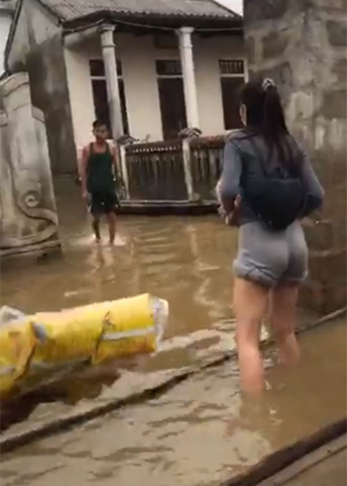 Nữ ca sĩ dùng thuyền để chở đồ thiết yếu cho người dân và nhờ sự hỗ trợ của người địa phương ở các vùng ngập sâu.