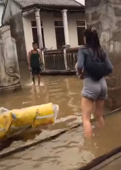 Nữ ca sĩ dùng thuyền để chở đồ thiết yếu cho người dân và nhờ sự hỗ trợ của người địa phương ở các vùng ngập sâu.