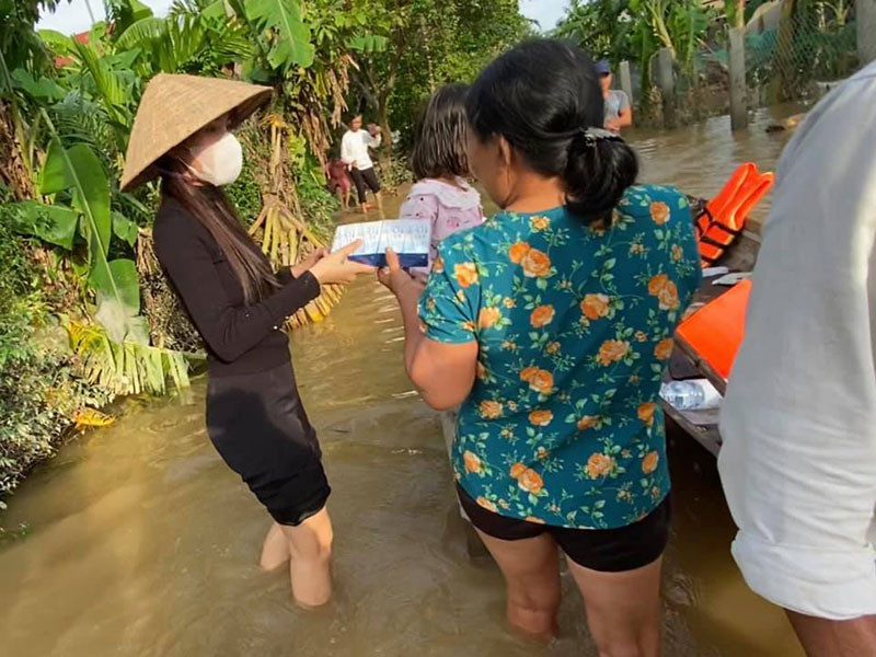Nữ ca sĩ bỏ công việc để trực tiếp đi trao quà cho bà con miền Trung.