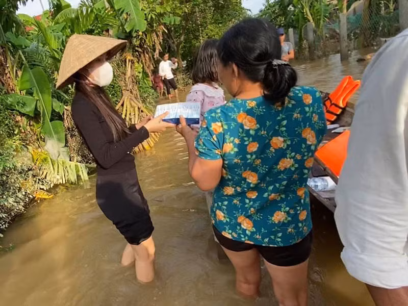 Nữ ca sĩ bỏ công việc để trực tiếp đi trao quà cho bà con miền Trung.