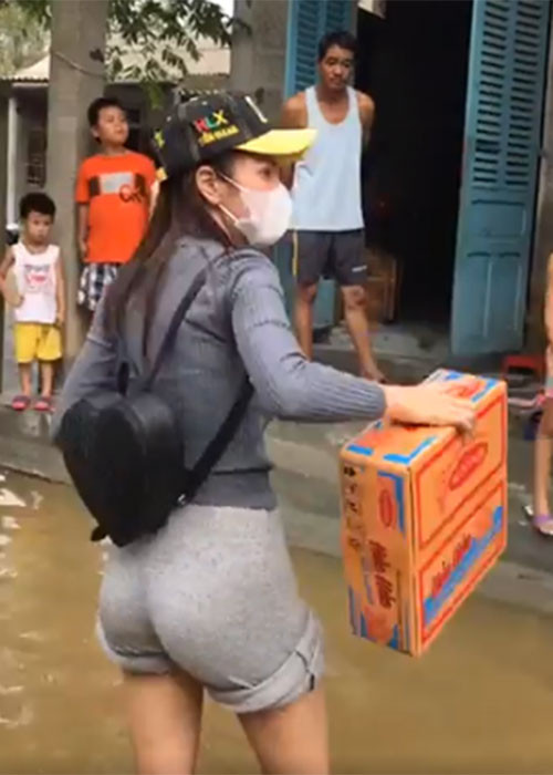 Hình ảnh nữ ca sĩ xắn quần cao, đi chân trần, lội nước khiến nhiều cư dân mạng xúc động.