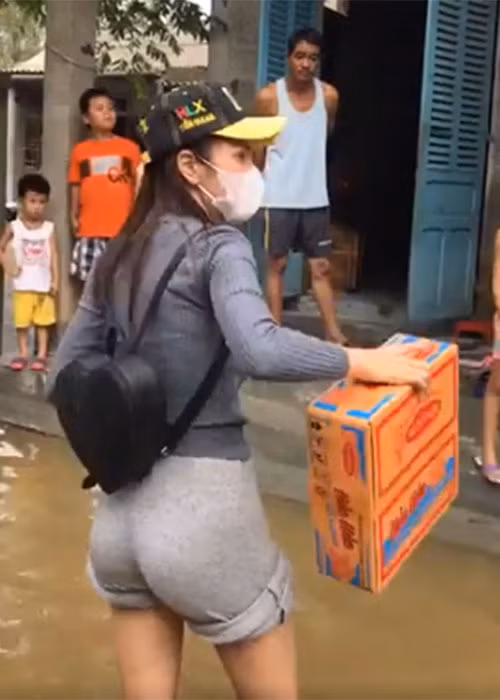 Hình ảnh nữ ca sĩ xắn quần cao, đi chân trần, lội nước khiến nhiều cư dân mạng xúc động.