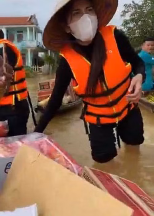 "Gần đây công việc tôi ổn định, thu nhập mới khá lại nên lần này chỉ góp được ít ít thôi", Thủy Tiên cho hay.