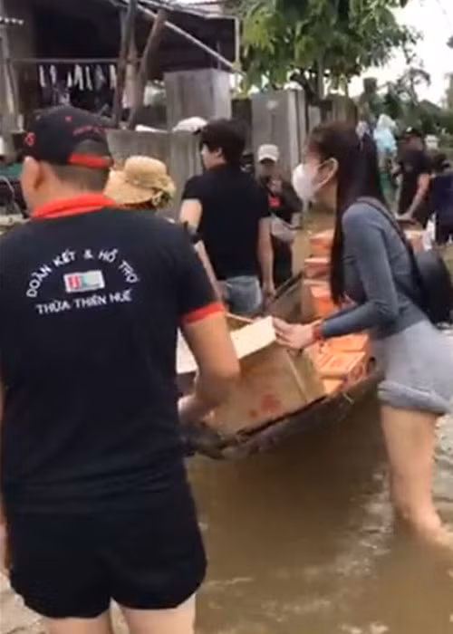 Trong chuyến đi từ thiện lần này, Thủy Tiên không có ông xã Công Vinh hộ tống.