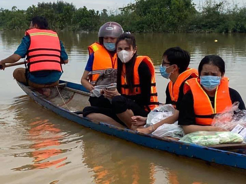 Việc Thủy Tiên đi từ thiện mà không đợi chồng khiến Công Vinh phải than thở, gọi cô là "cô vợ trời hành".