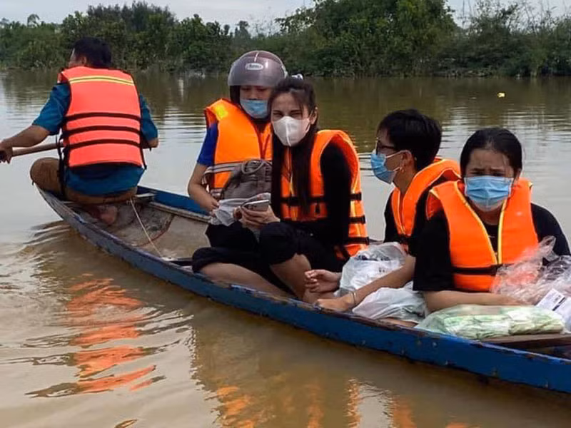 Việc Thủy Tiên đi từ thiện mà không đợi chồng khiến Công Vinh phải than thở, gọi cô là "cô vợ trời hành".