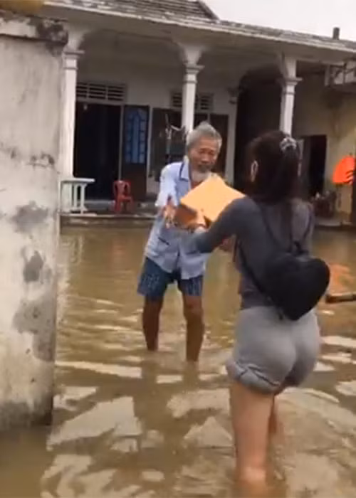 Trong chuyến đi sáng nay, Thủy Tiên đi từng hộ dân để đem thực phẩm, thuốc men từ thiện.