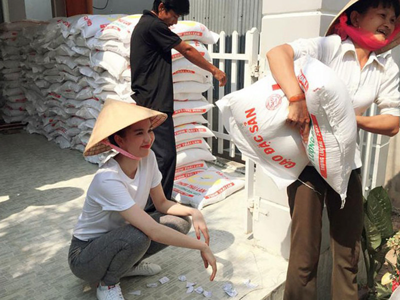 Người đẹp chia sẻ, năm nào bà con dưới quê cũng trông ngóng cô làm từ thiện nên cô luôn cố gắng đem đến niềm vui cho mọi người.
